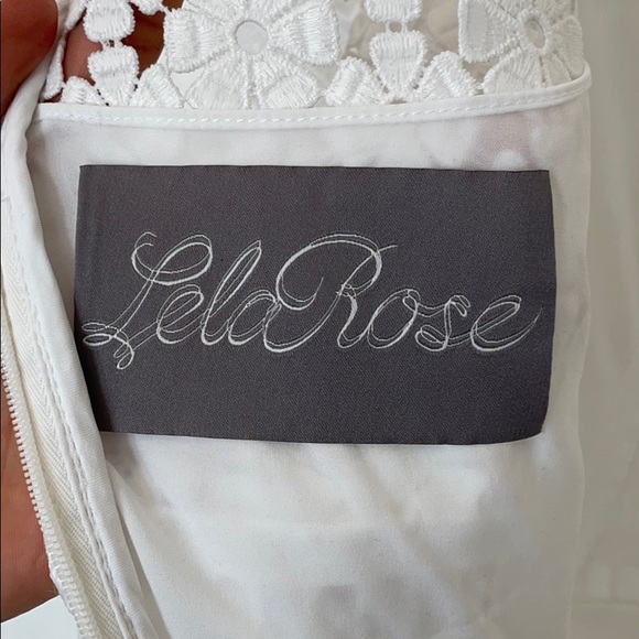 White blouse - Picture 7 of 9